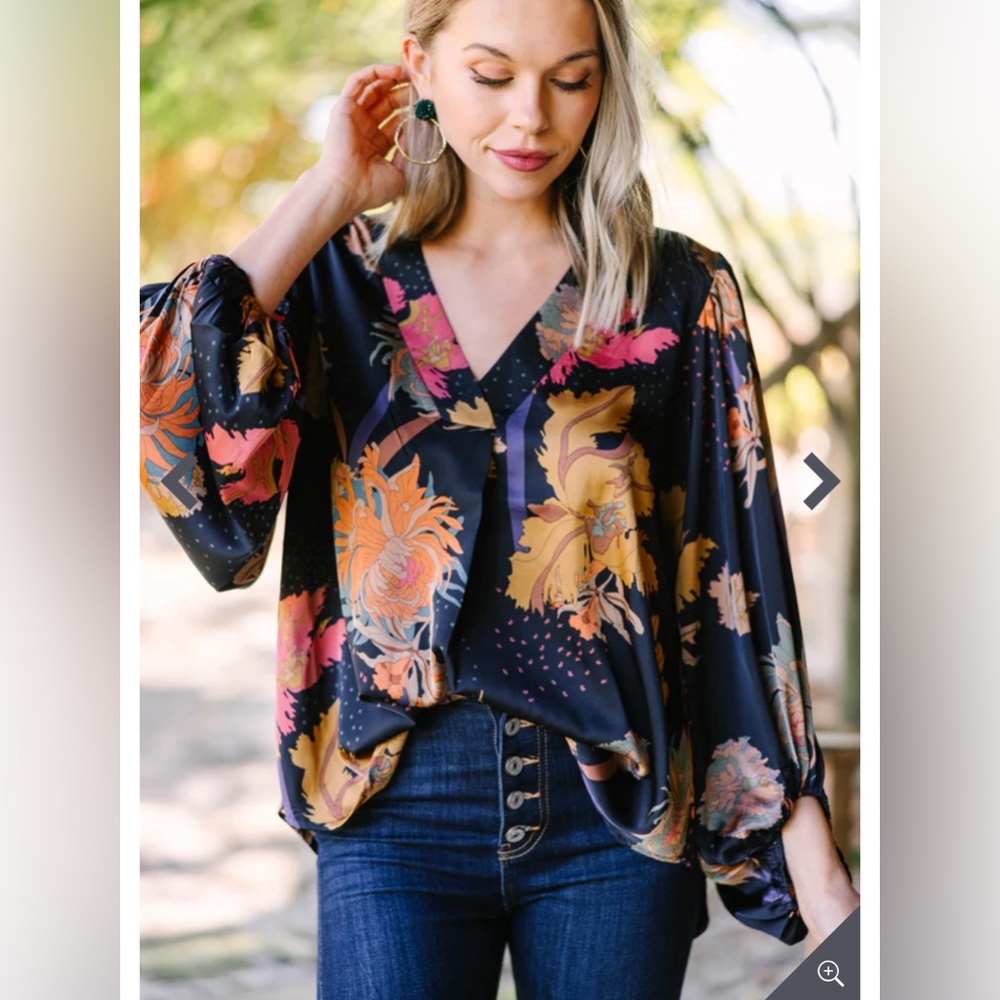 JODIFL Floral V-Neck Blouse